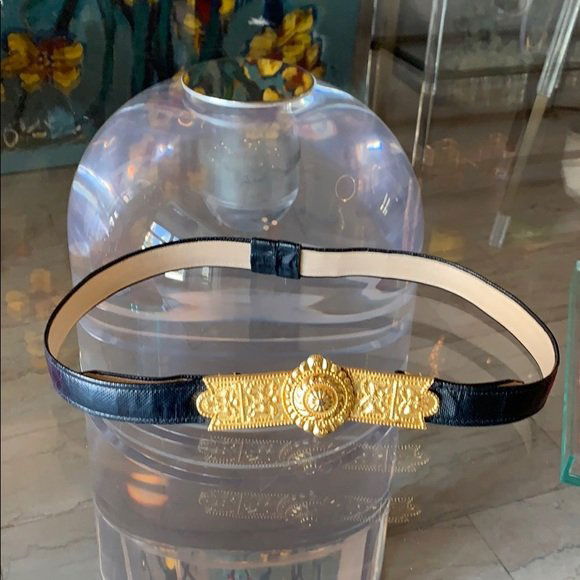 Vintage Alexis Kirk Lizard Skin & Gold Buckle szM: Beautiful lizard skin belt by Alexis Kirk, the belt has a golden buckle which is adjustableOn both sides. The belt is 1” thick x 5 1/4” buckle x belt is 35” long.The leather shows creasing due t