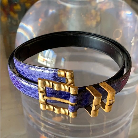 Snake skin leather belt by Carlisle sz Medium: Beautiful belt in snake skin by Carlisle, used and with creasing to leather and there is an area where the leather is lifted slightly but it is not detached or ripped.Size medium and 1” wide. All it