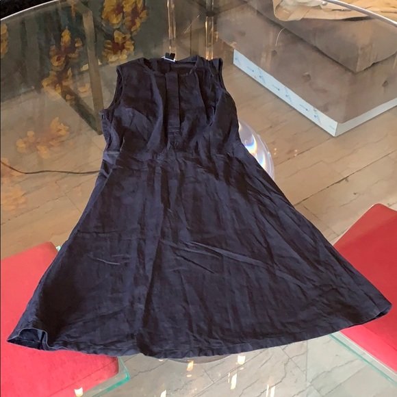 Linen Dress in size 4 by Theory: Beautiful sleeveless dress designed and manufactured by Theory, size 4, 62% Linen, 36% Viscose and 2% Elastane. 35” length x 11.5” shoulder to shoulder x 14.5” across chest x 13” waist x 26”