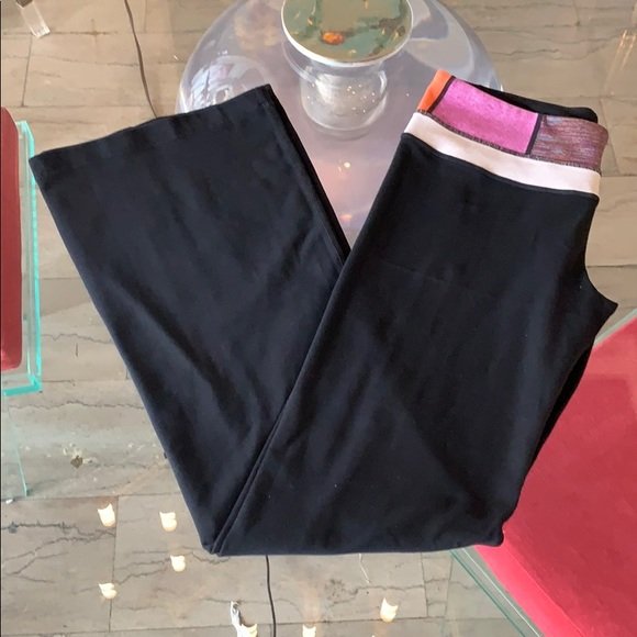 Lululemon Flared Leggings sz 6x30x10 Leg Opening: Nice pair of leggings with flared leg opening by Lululemon, size 6 waist x 30” inseam x 10” leg opening x 9” rise from crotch to waist x 38” full length, good condition with no holes, rips or 