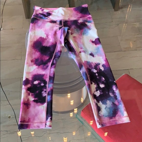 Lululemon leggings size 4, excellent condition: Beautiful pair of leggings designed and manufactured by Lululemon for Soul Cycle, size 4 x 22” inseam x 28” full length. No rips, holes or stains and from a pet and smoke free home. All items are 