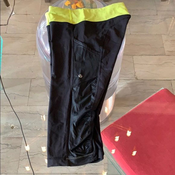 Lululemon cropped leggings sz8 excellent condition: Nice pair of women’s Lululemon cropped leggings in size 8, back with green waist band, pockets on both legs, excellent condition.17” inseam x 15” waist x 7.5” drop from waist x 24” full leng