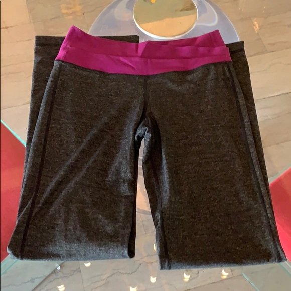 Lululemon leggings size 6x30 inseam: Charcoal gray with purple waist band, very good condition only some pilling in between the legs on the upper area, size 6 x 30 inseam x 9” drop. 8.5” leg opening. All items are sold as is. The auc