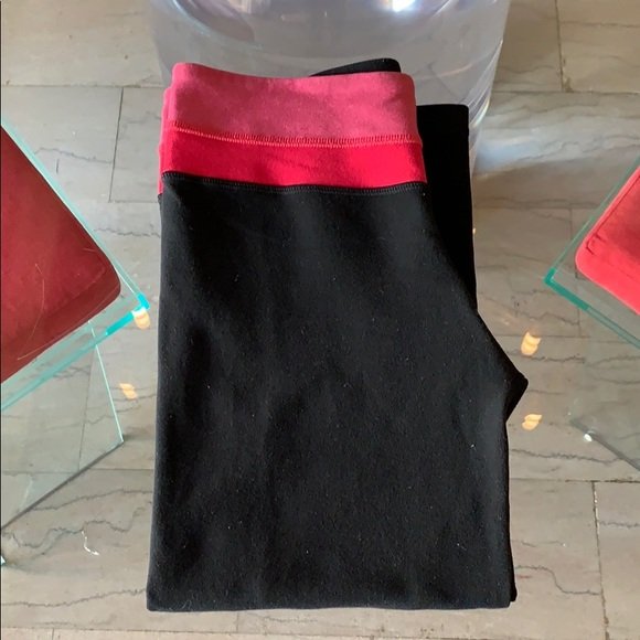 Lululemon two sided crop leggings size 4: Nice pair of cropped leggings in size 4 by Lululemon, the leggings can be worn on both sides, one side is all black and the other side has pink colors on the waist line. Total length is 27” x 19” 