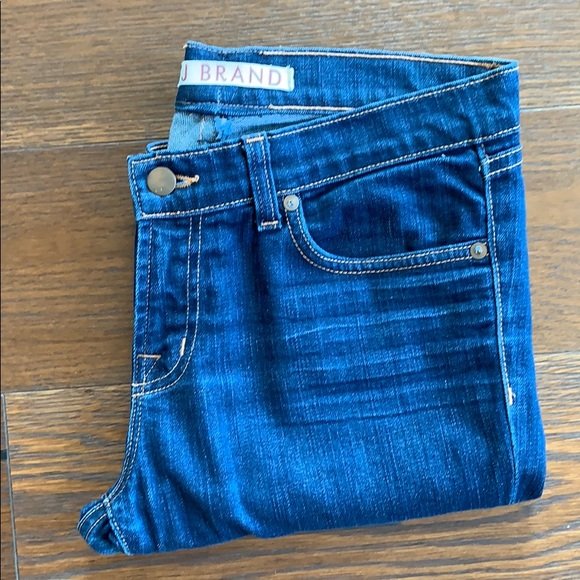 J Brand “Pencil Leg” Jeans made in the USA size 30: Beautiful pair of jeans by J Brand designed and manufactured in Los Angeles California, from the “Pencil Line” collection, size 30”x29” inseam x 6.5” leg opening. Excellent condition with li