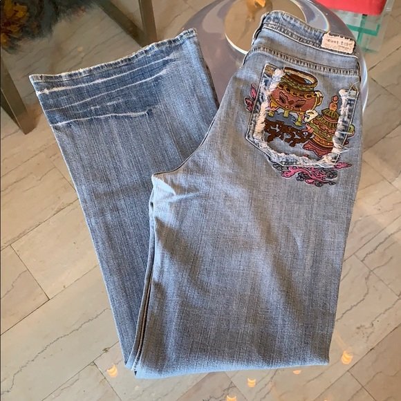 C’est Toi Premium Women’s Jeans sz 32x32: Nice pair of Women’s jeans in size 32x32 by C’est Toi premium jeans, good condition and from a pet and smoke free home. The jeans have a distressed look and fit very nicely. 11” leg opening. All