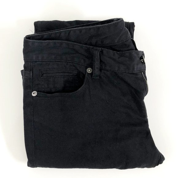 Armani Exchange Women's Jeans Size 6Reg: In very good condition, Armani Exchange size 6 regular, 32" inseam, slim fit.Very good condition, no fading, rips or holes and from a pet free, smoke free home.All items are sold as is. The auction ho