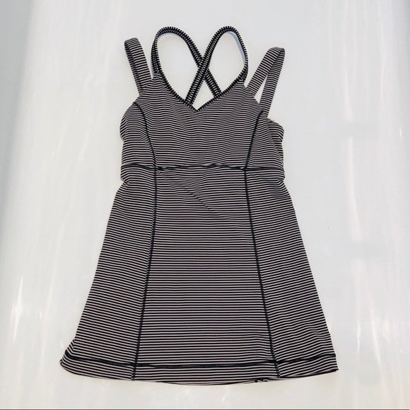 Lululemon Women’s Workout Top size 4: Very good condition with very little wear and free of odor, from a pet and smoke free home.The top has an integrated bra for additional support and comfort. All items are sold as is. The auction house