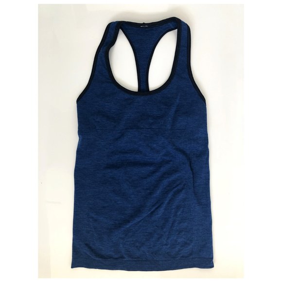 Ladies Lululemon Workout/Yoga Tank Top Size 4: In very good condition in size 4, from a pet and smoke free home.The top has an integrated workout bra for maximum comfort, it also has 2 small pockets in the inside for keys or lip gloss. All items a