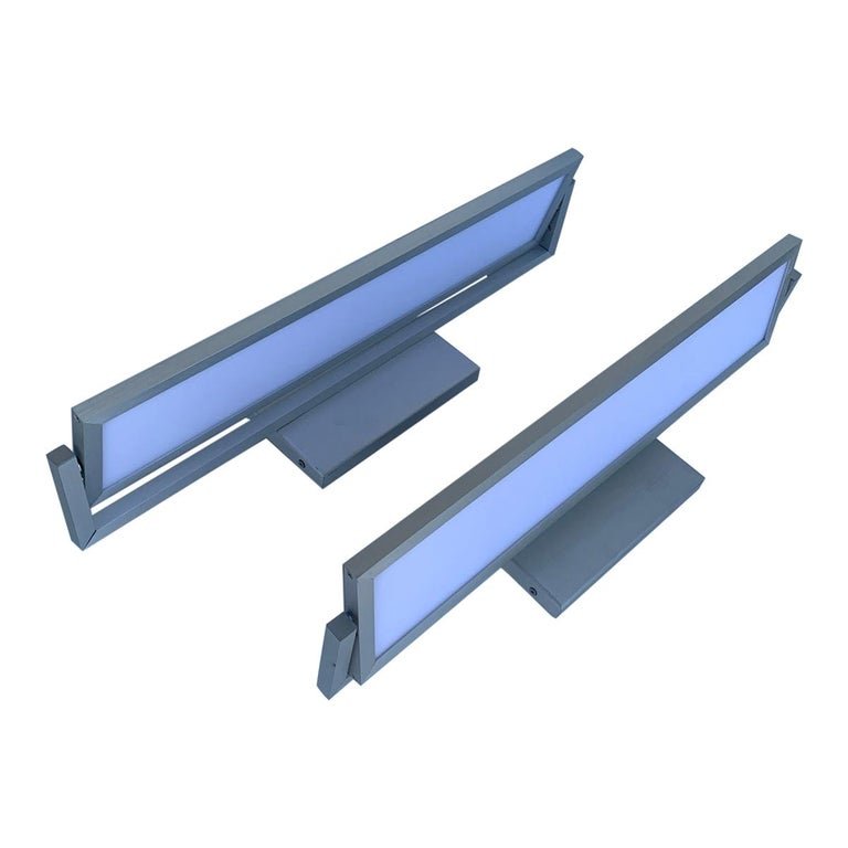 Pair of Line Single Lights by Wac Lighting: Pair of WAC Lighting Line Single Light 18-3/4" Wide Integrated LED Bath Bar with Edge-lit Acrylic Shade. Features Delivered Lumens: up to 1520lm CRI: 90 Power: 16.5W, 22W, 29W Input: 120 VAC, 50/60Hz 