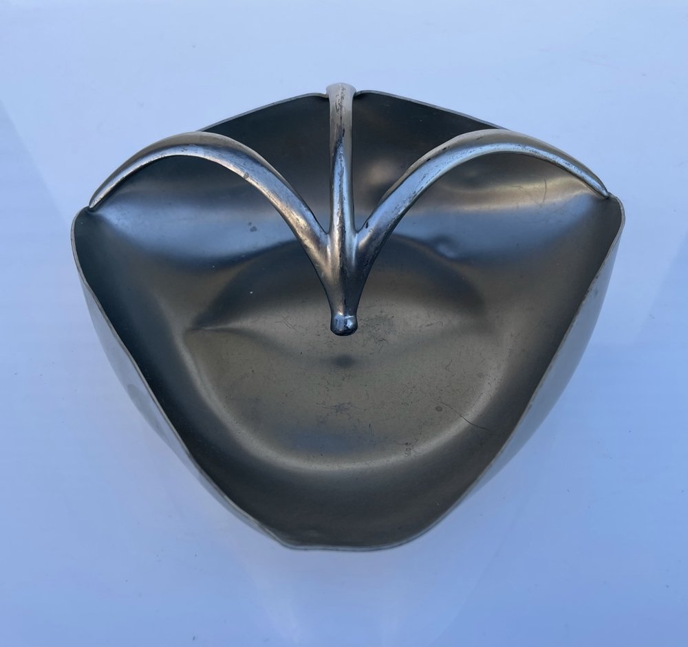 Vintage Metawa Holland Pewter Bowl-: Vintage Metawa Holland Pewter Bowl- Real Pewter Etain Pur F2. Very pretty Mid-Century Modern, simple, sleek, gracefully designed pewter bowl with a curved, slender, 3-prong top handle on one side. Mea