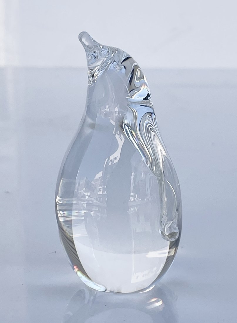 Vintage Penguin Figurin by Steuben: American Mid-Century Steuben clear glass small figure of a penguinMeasurements:3.50 inches high x 2.50 inches wide x 2 inches deep.Signed.All items are sold as is. The auction house does not warrant a