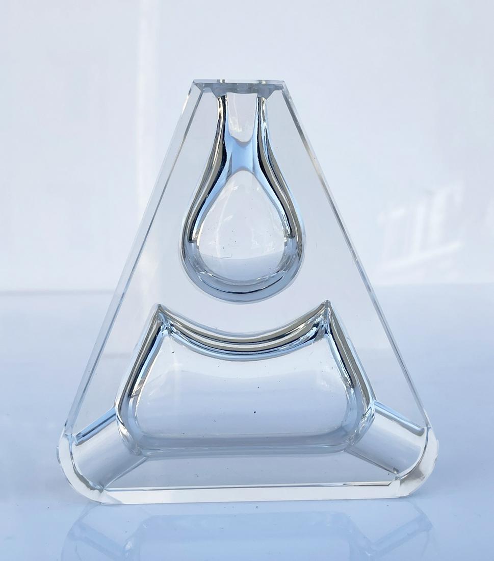 Vintage Crystal Glass Ashtray or Paperweight: Vintage crystal ashtray or paperweight with beautiful lines. Measurements: 4.75 inches wide x 5.25 inches deep x 2 inches high. All items are sold as is. The auction house does not warrant authenticit