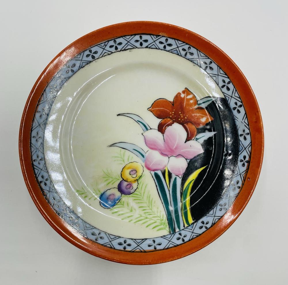 Set of 5 Vintage Japanese Salad Plates: Set of 5 vintage salad plates made in Japan. Flower design with orange border The pieces are marked. Measurements: 7 3/8 inches in diameter x 3/4 high All items are sold as is. The auction house does 