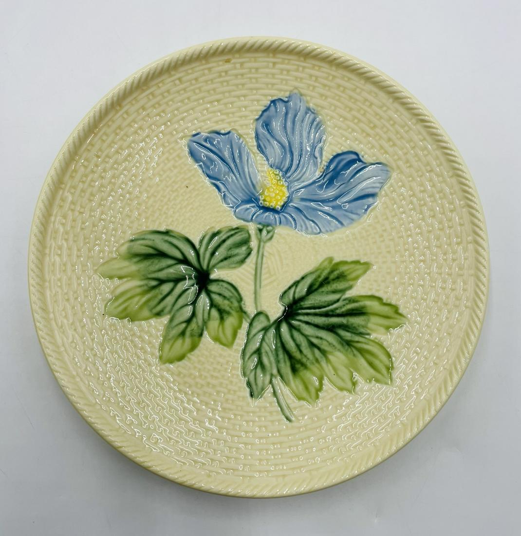 Set of 6 Antique Majolica German Hibiscus on Basketweave Plates c.1907-1927: These lovely antique majolica plates features a blue and yellow hibiscus flower with green leaves on a pale yellow background with a rope like borders. Made by Georg Schmeider of Zell, Germany c.1907-