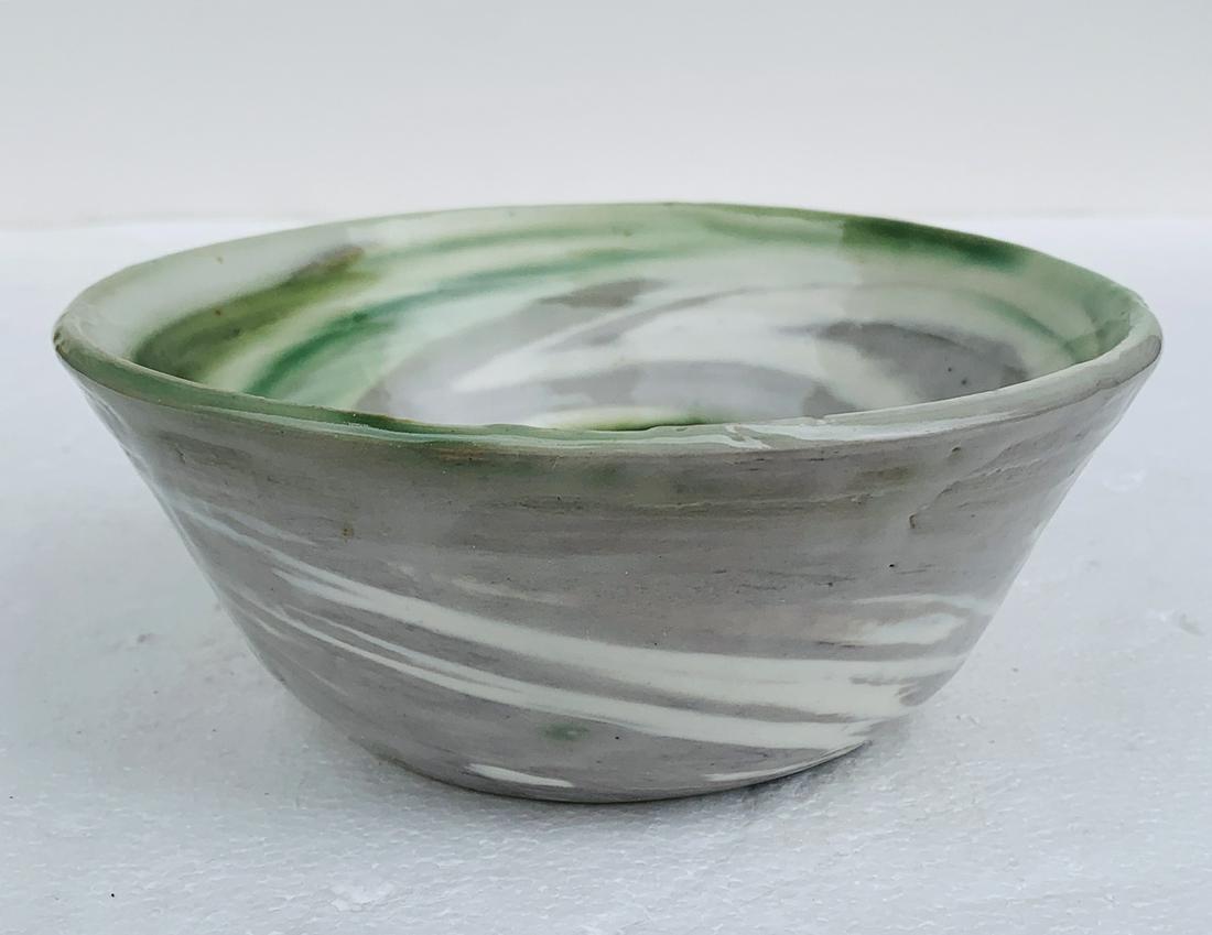 Vintage Pottery Studio Bowl Signed B. Hansen: Vintage pottery bowl signed B. Hansen and dated 92/9 Measurements: 6.75 inches in diameter x 2.75 inches high. All items are sold as is. The auction house does not warrant authenticity on any specific