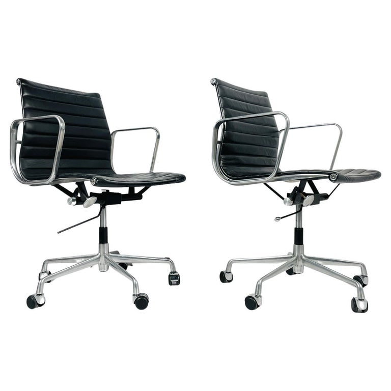 Pair of Eames Aluminum Group Chairs (1 of 17)
