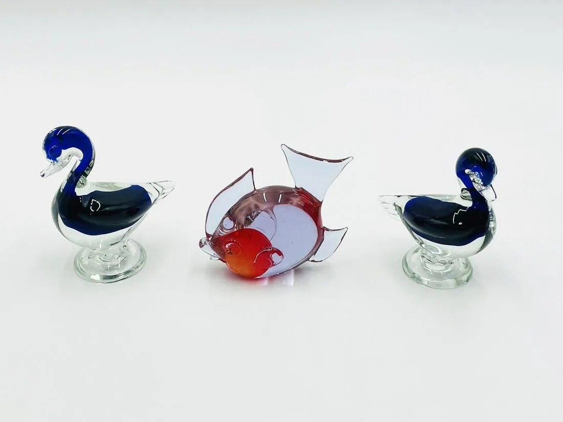 3 Murano Glass Style Swans & Fish: Beautiful set of 3 Murano style glass figurines, 2 are swans and one fish, great attention to detail and in beautiful colors. Measurements: Fish; 4.50 inches wide 4.25 inches high x 2.25 inches deep D