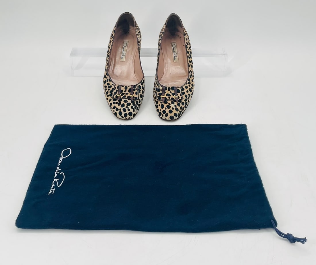 Lepoard Print Pony Hair/Hair on Leather Flats Size 37 1/2, Made in Italy by Oscar de la Renta: Lepoard Print Pony Hair/Hair on Leather Flats Size 37 1/2, Made in Italy by Oscar de la Renta with accompanying bag. Shoe Measurements: 3.125 inches high x 3.25 inches wide x 10.375 inches in length. 