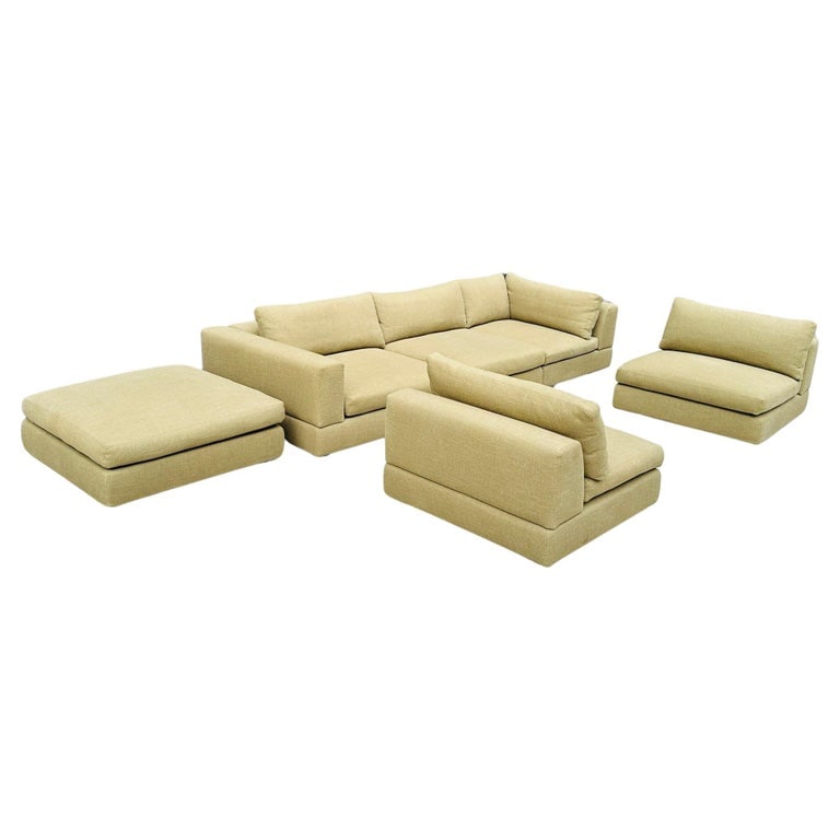 6 Piece Sectional Made in Italy by Rodolfo Dordoni for Minotti, Italy 2006: Six piece sectional sofa designed and manufactured in 2006 by Rodolfo Dordoni for Minotti. The sectional's sleek and contemporary design seamlessly blends with any interior, while its impeccable cons