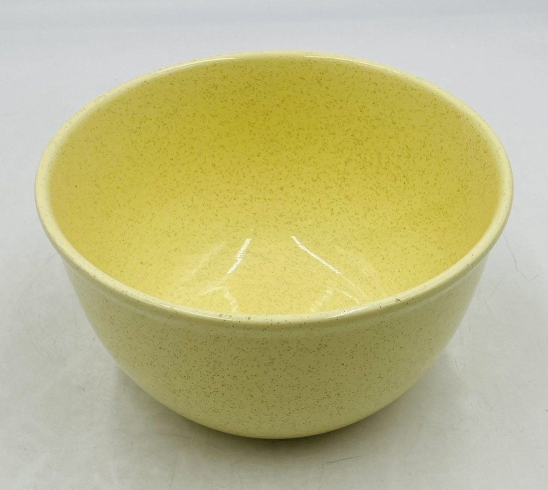 Vintage ceramic serving bowl made in the USA by Bauer Pottery, circa 1970s.: Vintage ceramic serving bowl made in the USA by Bauer Pottery, circa 1970s. Measurements: 9.25 inches in diameter x 5.25 inches high. All items are sold as is. The auction house does not warrant authe