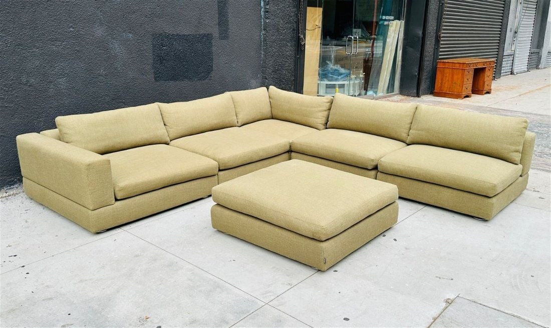 6 Piece Sectional Made in Italy by Rodolfo Dordoni for Minotti, Italy 2006: Six piece sectional sofa designed and manufactured in 2006 by Rodolfo Dordoni for Minotti. The sectional's sleek and contemporary design seamlessly blends with any interior, while its impeccable const