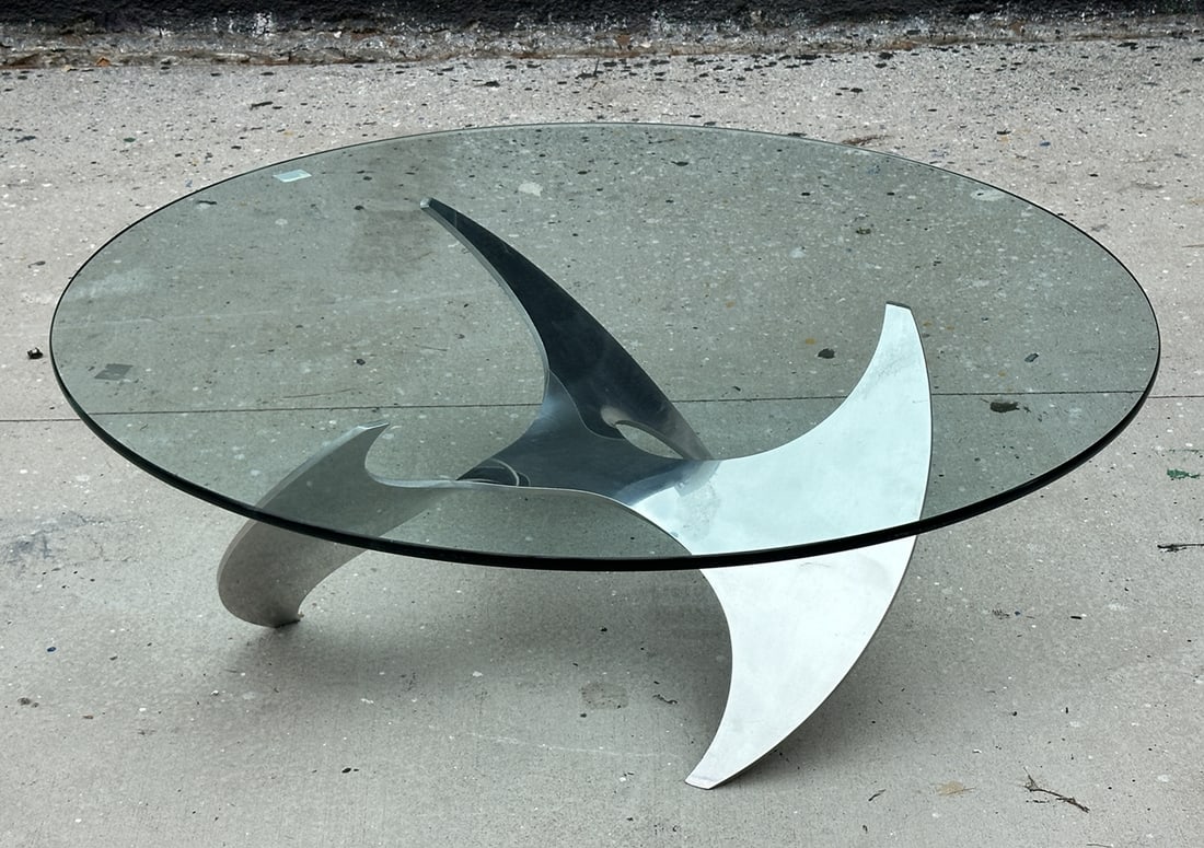Propeller Coffee Table with a Glass Top by Knut Hesterberg for Ronald Schmitt: 1960s German coffee table by Knut Hesterberg for Ronald Schmitt featuring a sculptural polished aluminum propeller-form base with a large round glass top. Unmarked. Measurements: 41.75 inches in diame