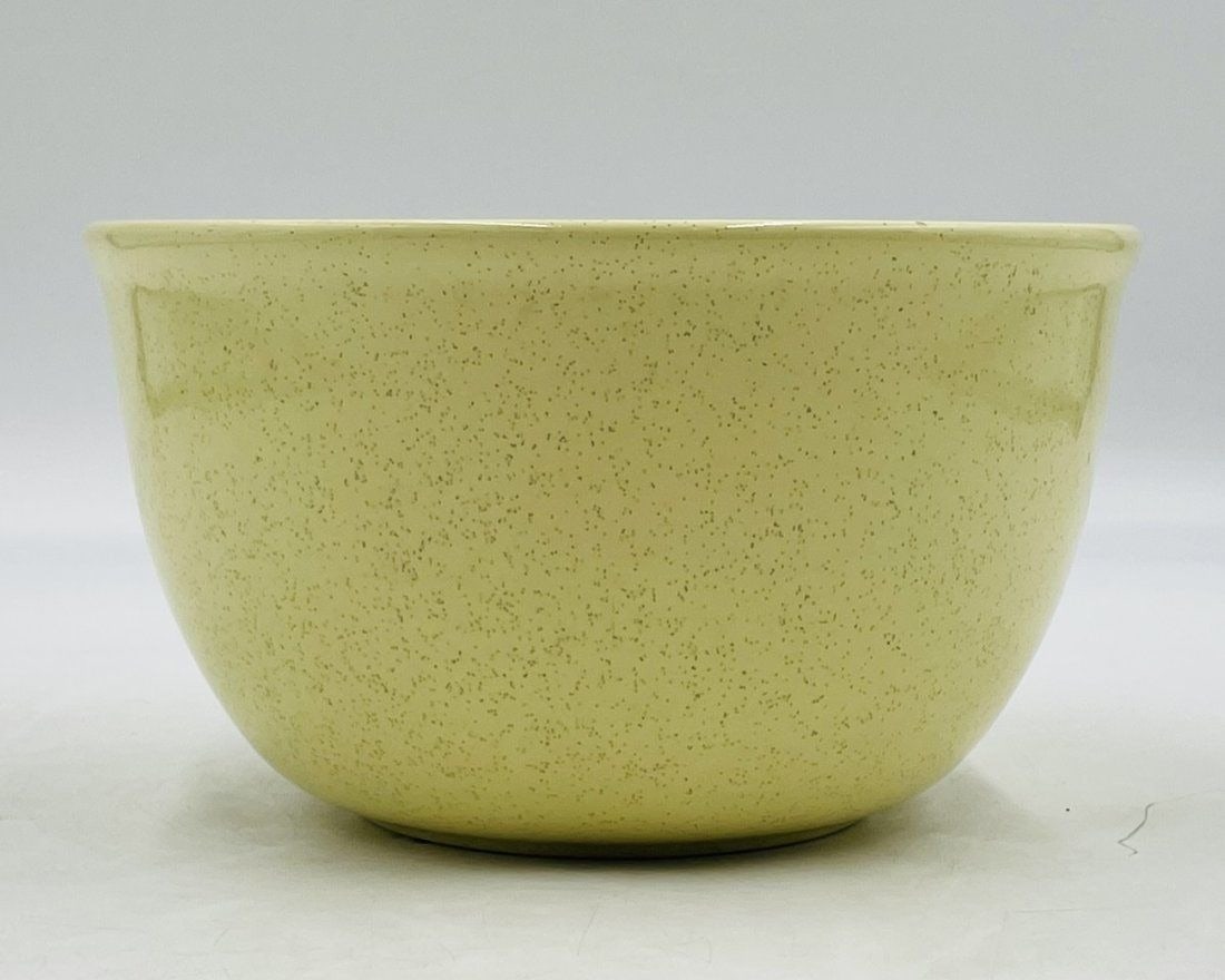 Vintage ceramic serving bowl made in the USA by Bauer Pottery, circa 1970s.: Vintage ceramic serving bowl made in the USA by Bauer Pottery, circa 1970s. Measurements: 9.25 inches in diameter x 5.25 inches high. All items are sold as is. The auction house does not warrant authe