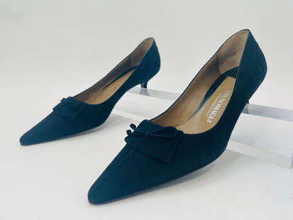 Dark Blue Suede Pumps Size 7 1/2 B, Made in Italy by Bruno Magli: Dark Blue Suede Pumps Size 7 1/2 B, Made in Italy by Bruno Magli. Measurements: 4 inches high x 3.19 inches wide x 10.75 inches in length. All items are sold as is. The auction house does not warrant