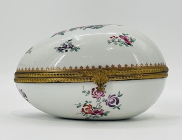 Early 20th Century Porcelaine De Paris Egg Shaped Porcelain Trinket Box