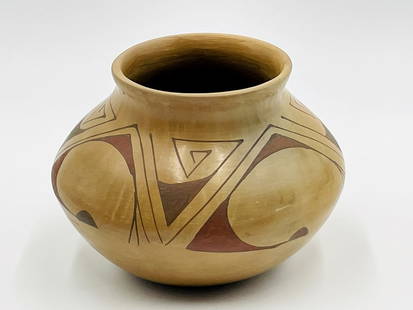 Vintage Mexican Hoya de Barro by Rene Heras for Mata Ortiz: Hand coiled hoya de barro (clay pot) made in Mexico by Rene Heras for Mata Ortiz. Signed. Measurements: 5 inches high x 6 inches in diameter. All items are sold as is. The auction house does not warra
