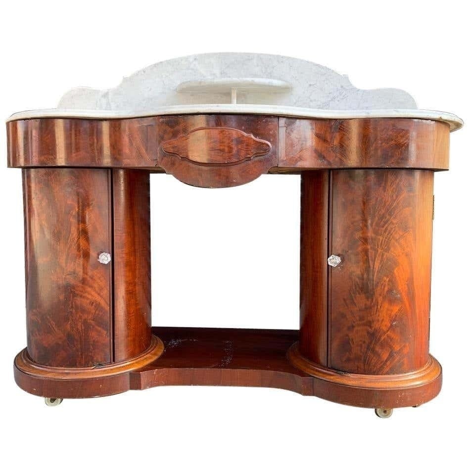 1800 Vanity Table With Marble Top by Danby's of Leeds: A magnificent antique Victorian Vanity table with marble top manufactured by F. Danby's of Leeds dating from the mid to late 1800s. The piece is made in solid mahogany wood having a 2 round pedestals 