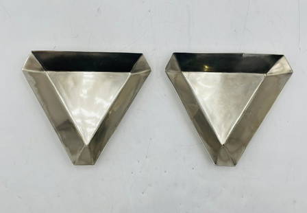 Pair of Geometric Modernist Triangular Dishes by Cusi, Mexico: Striking pair of sculptural mid-century modern dishes by renowned Mexican silversmith Cusi, known for his clean, architectural forms and refined craftsmanship. Each triangular dish features a faceted