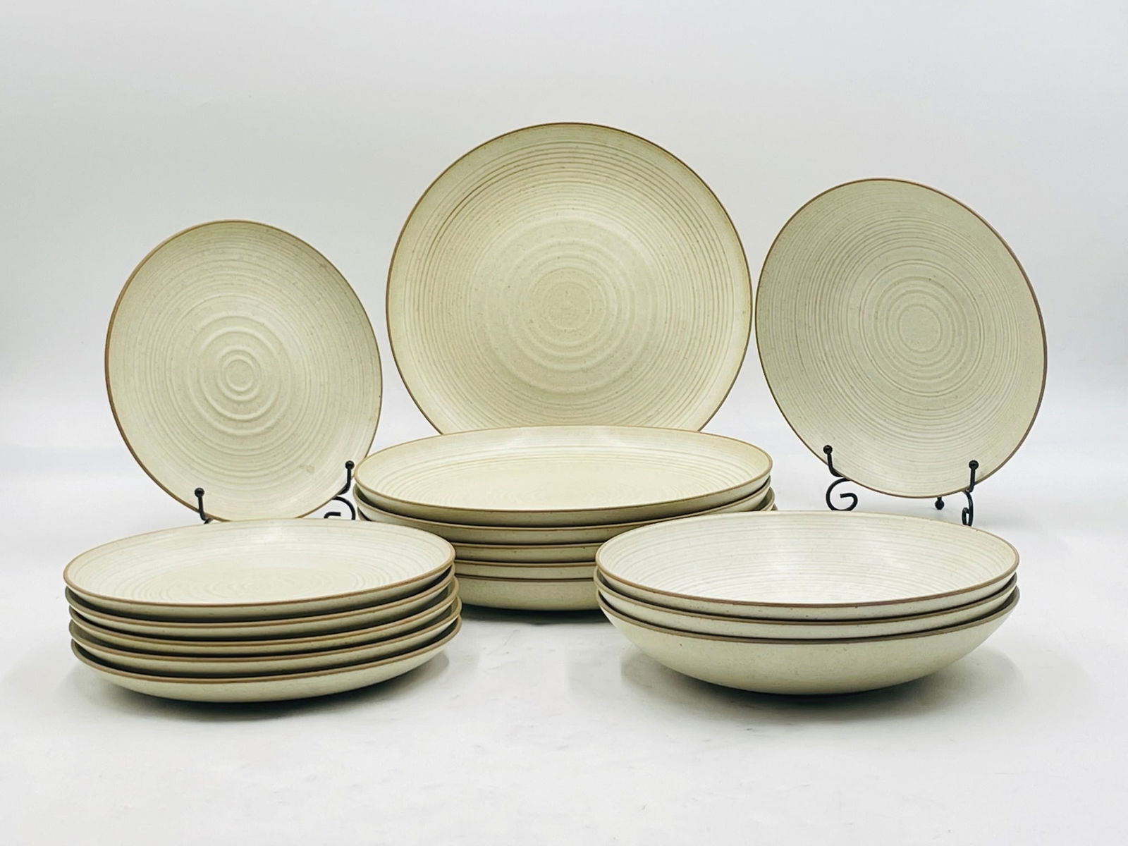 Thomas Rosenthal Handmade Ceramic Dinnerware Set – Rustic Cream Spiral Design (Set of 16): A beautifully handcrafted ceramic dinnerware set by Thomas, part of the renowned Rosenthal Group. This set features an elegant spiral texture with a natural, speckled cream glaze and warm earthy rims,