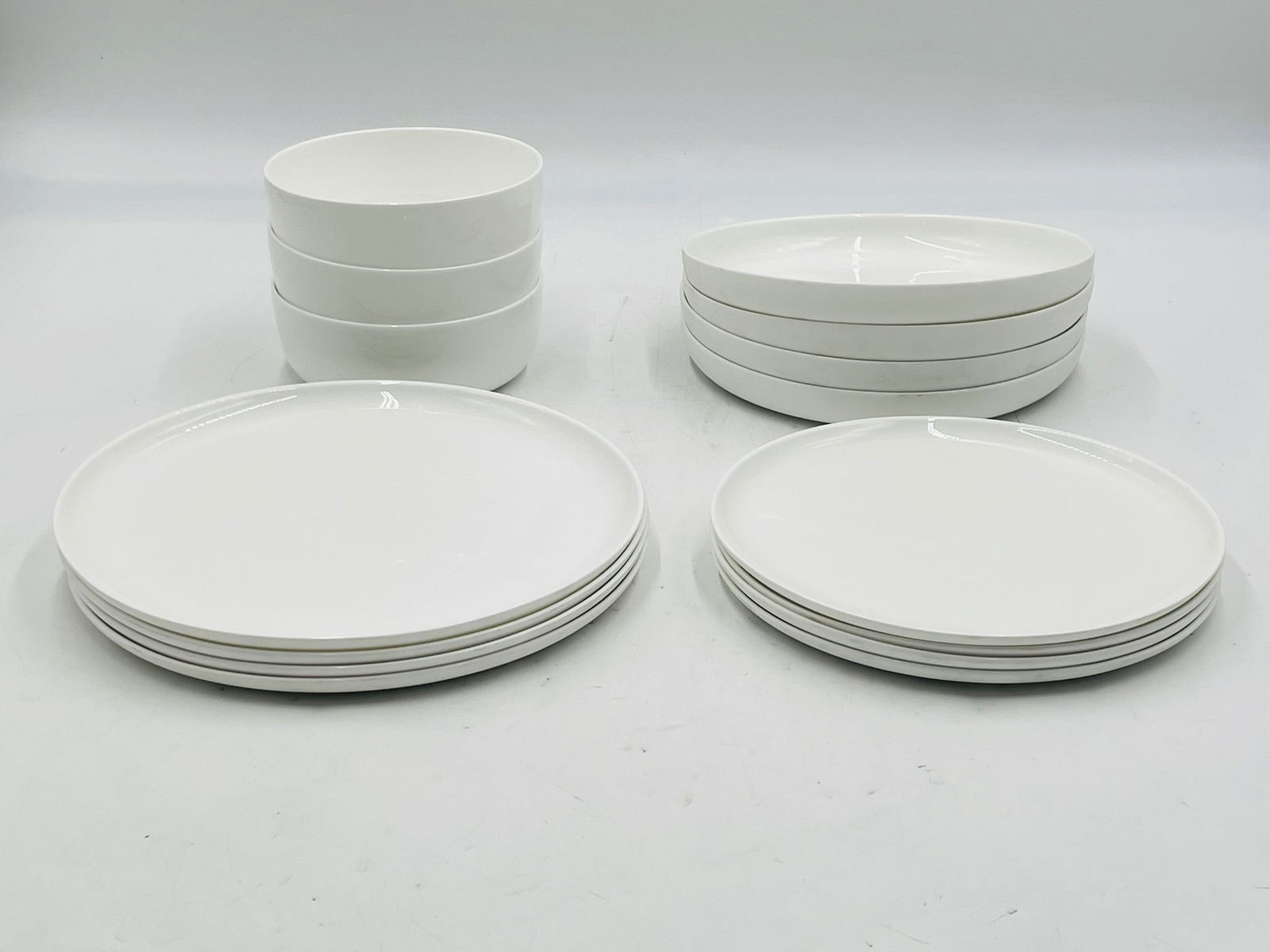 Piet Boon by Serax White Porcelain Dinnerware Set – Modern Minimalist Design (15 Pieces): Designed by acclaimed Dutch designer Piet Boon in collaboration with Serax, this refined 15-piece dinnerware set features sleek lines and an understated elegance. The matte-gloss white porcelain creat