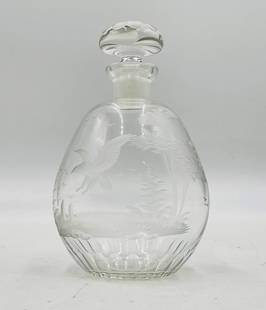 Etched Crystal Glass Decanter with Stopper – Nature Scene Motif: Elegant hand-etched crystal glass decanter featuring a detailed naturalistic scene with birds in flight, trees, and foliage. The bulbous body is adorned with a delicately frosted landscape that wraps