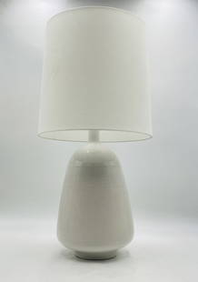 Aerin “Ornella” Textured Ceramic Table Lamp – Visual Comfort Studio: The Ornella Medium Table Lamp by AERIN for Visual Comfort Studio is a sophisticated blend of modern design and timeless texture. Crafted from ceramic with a subtle grid-patterned surface, the lamp’s