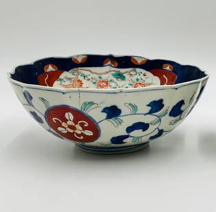 Japanese Imari Scalloped Porcelain Bowl with Floral and Landscape Panels, Meiji Period: A beautifully hand-painted Japanese Imari porcelain bowl, likely dating to the Meiji period (late 19th to early 20th century). The bowl features a scalloped rim and vividly colored interior,