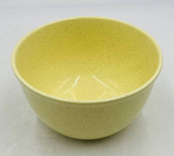 Large Ceramic Serving Bowl by Bauer Pottery, USA 1970s: Vintage ceramic serving bowl made in the USA by Bauer Pottery, circa 1970s.Measurements:9.25 inches in diameter x 5.25 inches high.All items are sold as is. The auction house does not warrant authenti