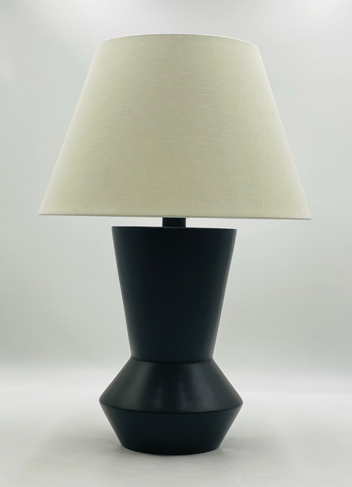 Chapman & Myers for Visual Comfort Abaco Matte Black Ceramic Table Lamp: Offered is a contemporary Abaco table lamp designed by Chapman & Myers for Visual Comfort, featuring a striking matte black ceramic body with an angular, geometric silhouette. The sculptural form evok