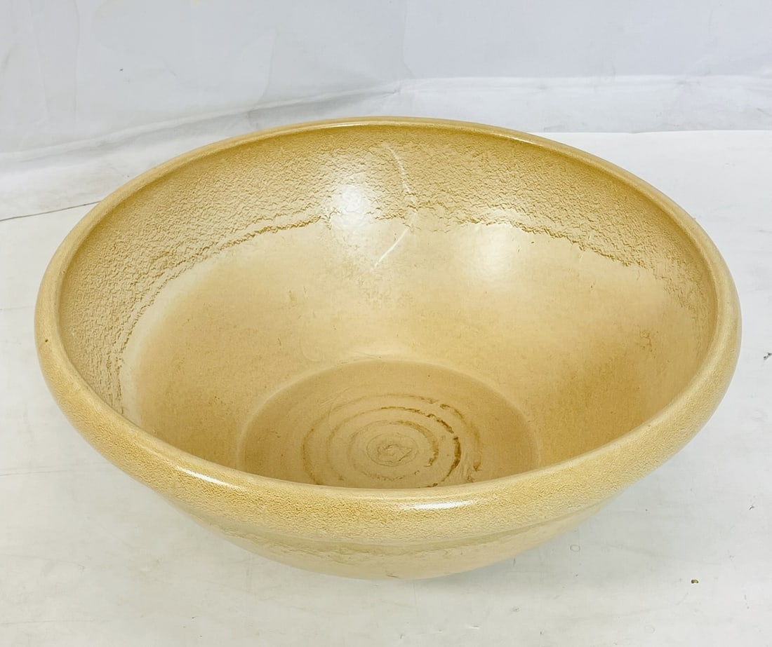 Large Ceramic Planter by Gainey Ceramics: Large ceramic planter designed and manufactured in the United States by Gainey Ceramics.The planter has beautiful colors and is in like new condition.The piece retains the manufacturer label.Measureme