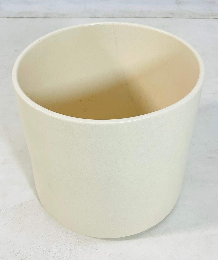 Large Ceramic Planter by Gainey Ceramics, Vernon California: Large ceramic planter designed and manufactured in the United States by Gainey ceramics of Vernon California.The piece has a cream glaze finish and it appears to be unused.Fully labeled to the undersi