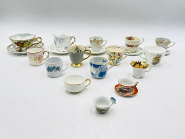 A Collection of 15 Vintage Porcelain Tea Cups & 6 Saucers,