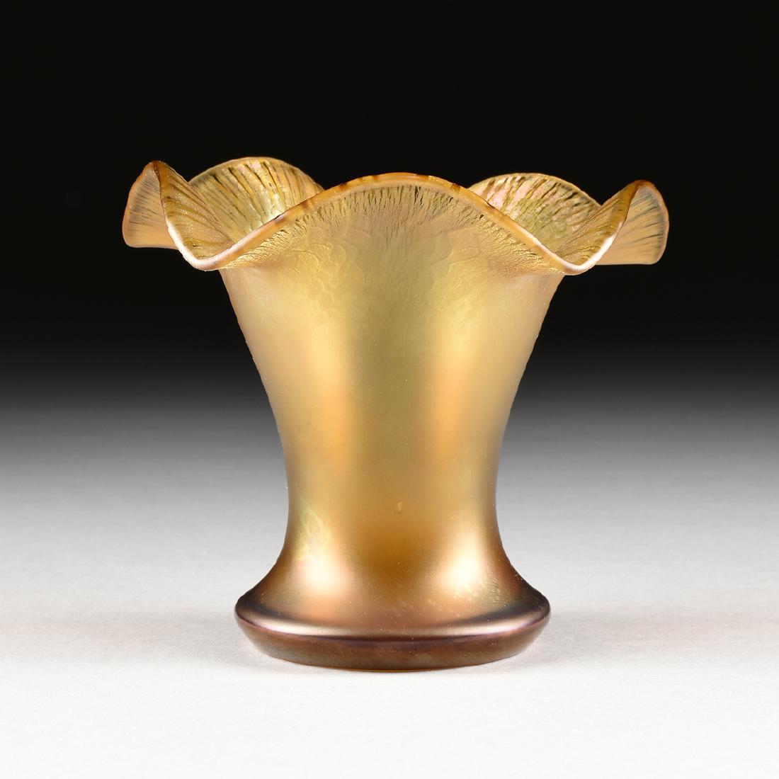 AN IRIDESCENT CASED GOLD GLASS VASE, PROBABLY AMERICAN, (1 of 7)