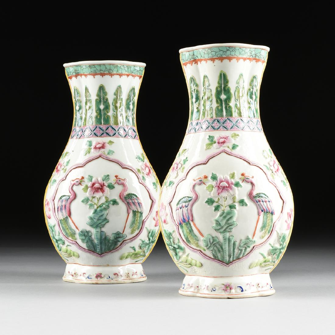 A PAIR OF CHINESE EXPORT FAMILE ROSE POLYCHROME (1 of 8)