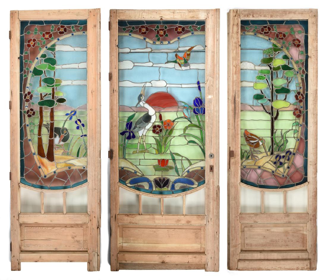 AN ART NOUVEAU ORNITHOLOGICAL THEMED STAINED GLASS (1 of 17)