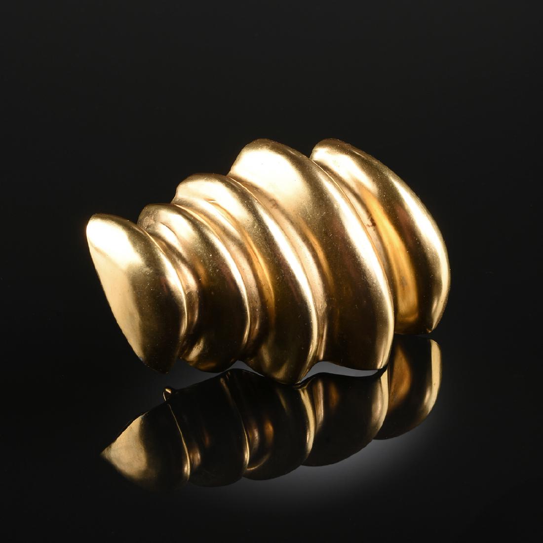 A 24K YELLOW GOLD PLATED ROBERT LEE MORRIS LADY'S PIN,: A 24K YELLOW GOLD PLATED ROBERT LEE MORRIS LADY'S PIN, for Donna Karan, New York, the cast pin of staggered channeled lobe form with matte and polished finish, fitted with long straight pin and fasten