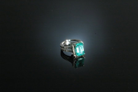 A 14K WHITE GOLD, EMERALD, AND DIAMOND lady's ring