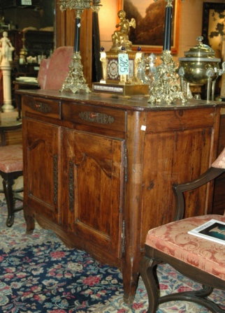 AN 18TH CENTURY FRENCH PROVINCIAL CHESTNUT CABINET