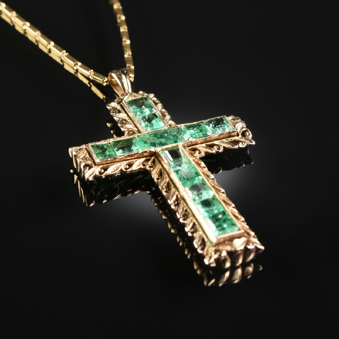 AN 18K YELLOW GOLD AND EMERALD CROSS LADY'S PENDANT, (1 of 4)